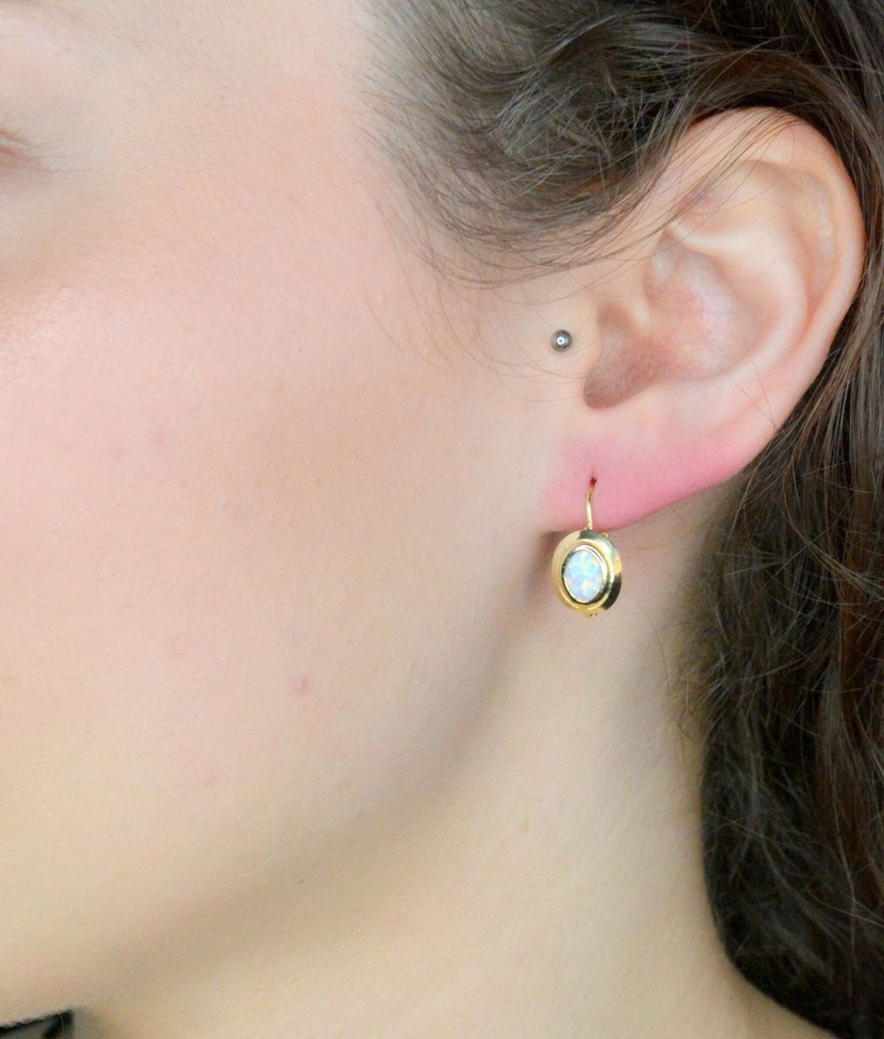 Kolczyki złote próba 585, opal KL 10169C 585  Złote kolczyki wykonane z najwyższej jakości żółtego złota, próba 585. Kolczyki w minimalistycznym stylu, wpisujące się w obecne trendy modowe1.jpg